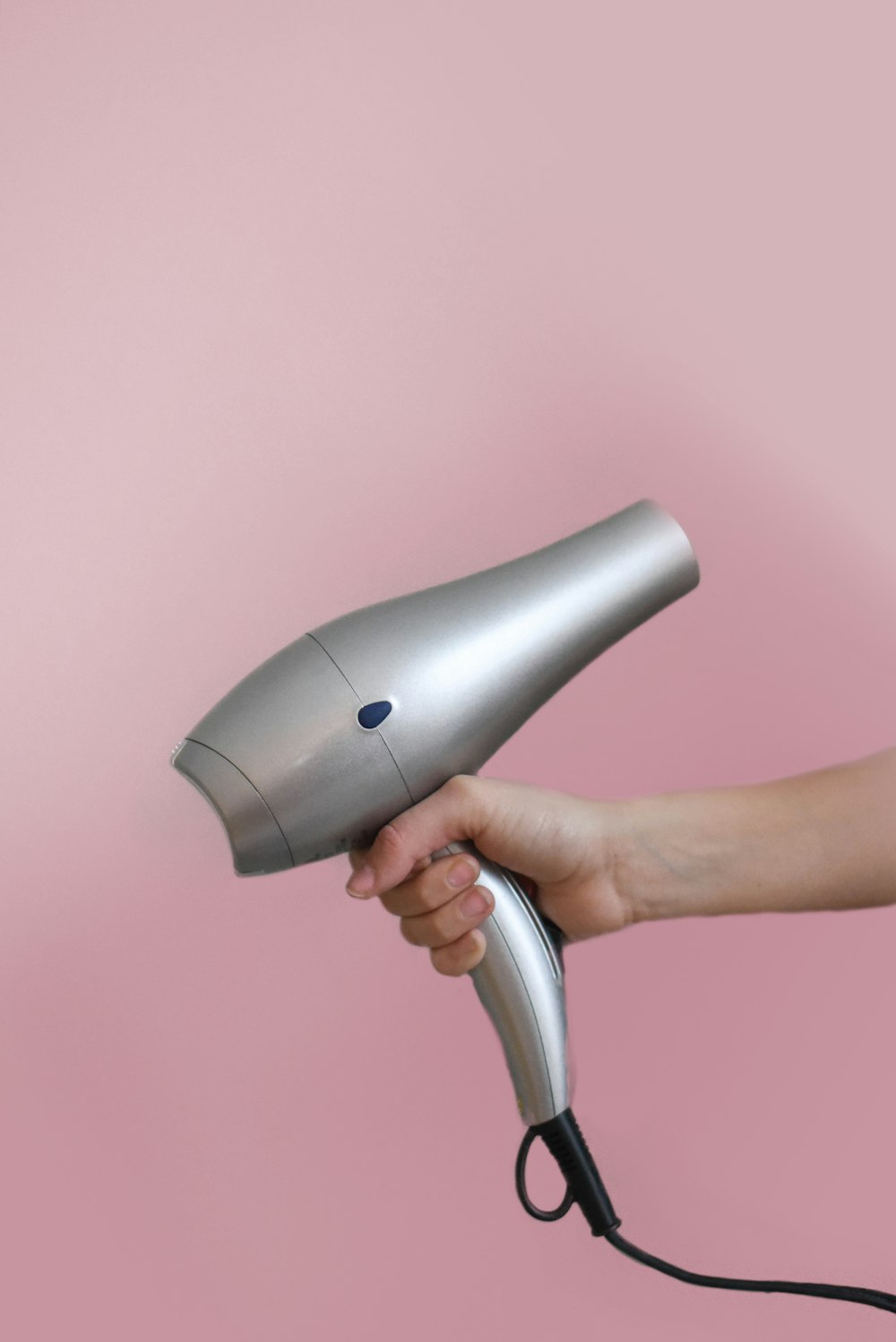 Donna con capelli curati in un contesto di beauty salon contemporaneo