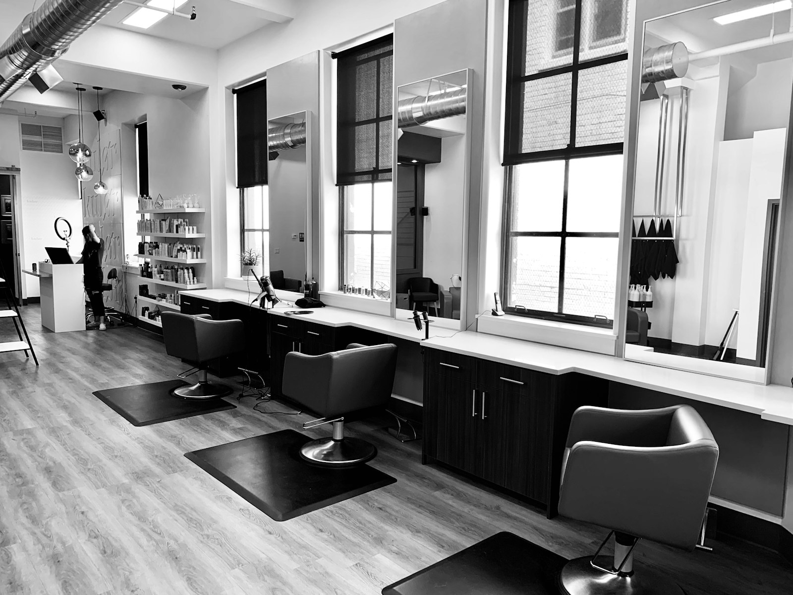 Interno di un moderno salone di bellezza femminile con postazioni di lavoro ordinate