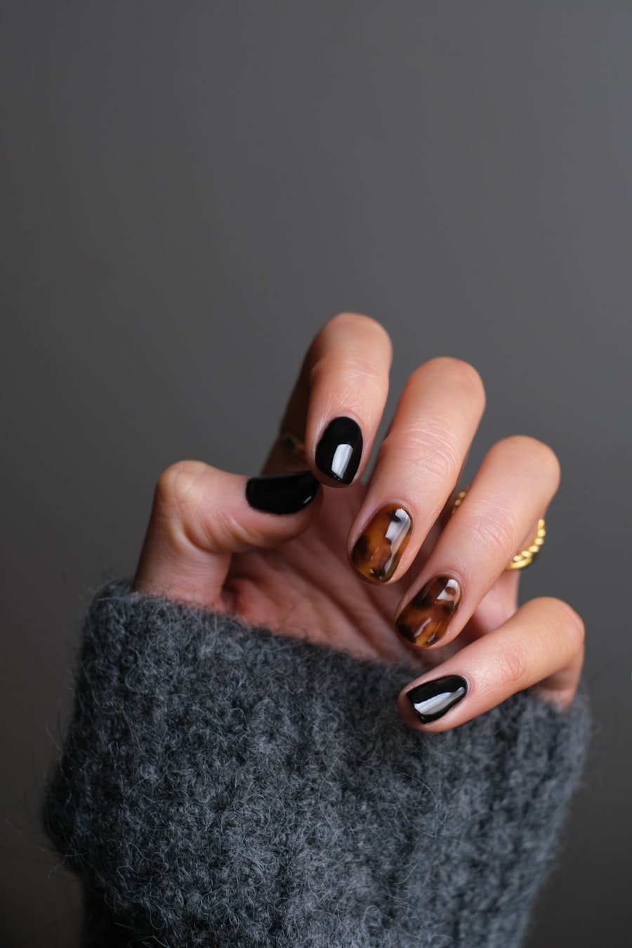 Manicure professionale con dettagli curati
