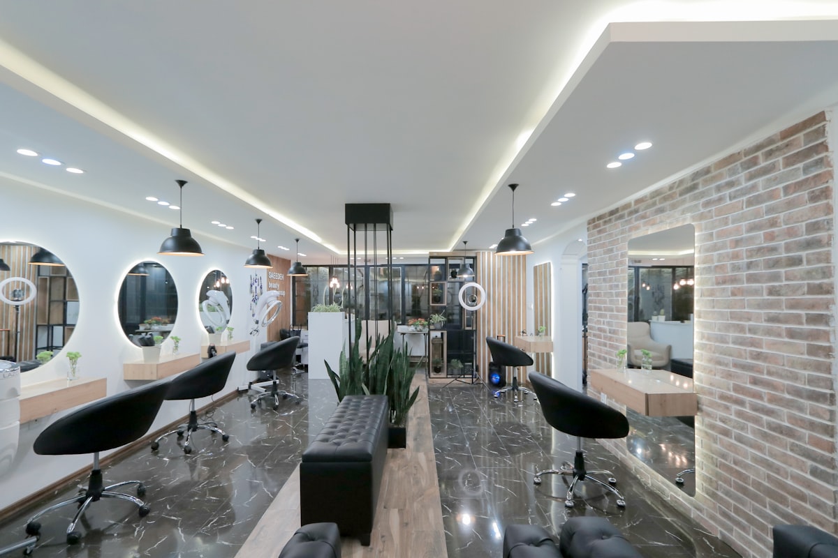 Ambiente di un salone di bellezza moderno con sedute e specchi